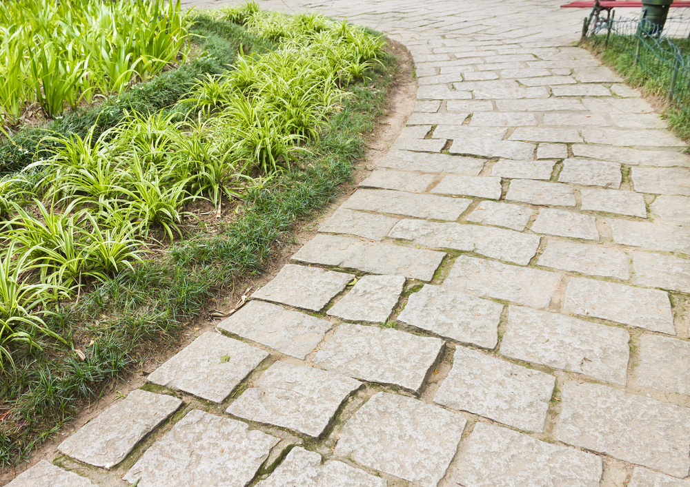 Réaliser un aménagement pratique et esthétique pour une allée de jardin